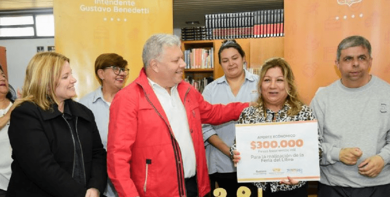EL MUNICIPIO DE ARROYITO ENTREGÓ UN SUBSIDIO DE $300 MIL A LA BIBLIOTECA