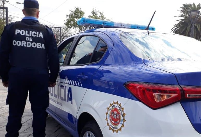 UN HOMBRE ENTRO A ROBAR Y FUE DETENIDO EN LAS VARILLAS