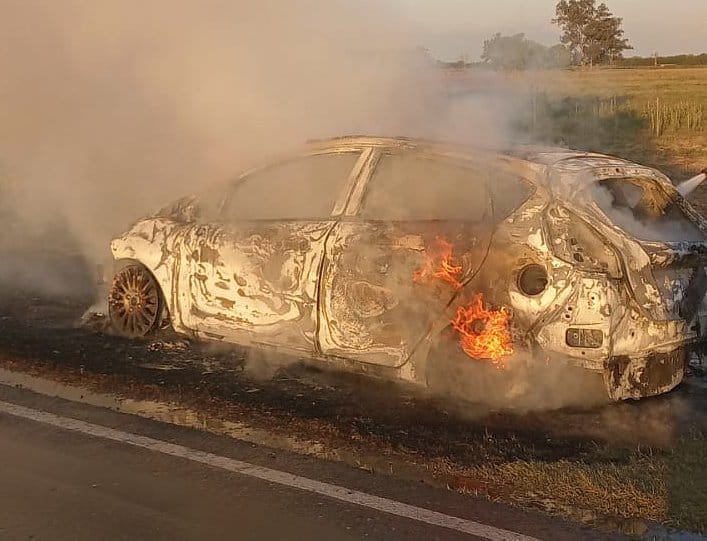 UN AUTO SE INCENDIÓ EN RUTA 23 SUARDI