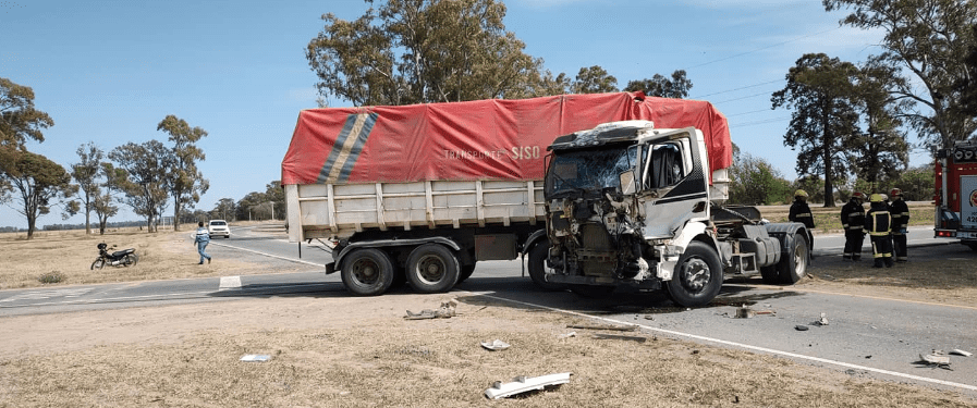 ACCIDENTE ENTRE CAMIONES EN CRUCE DE RUTA A 5KM DE BALNEARIA