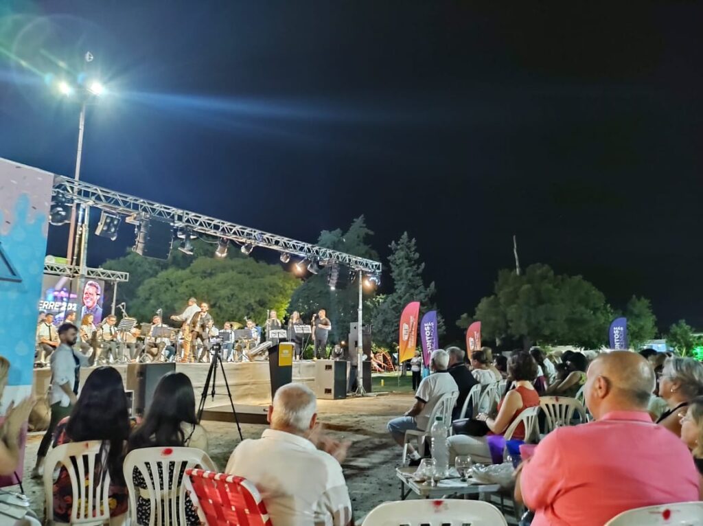 GRAN AFLUENCIA EN EL PARQUE ROMERO EN EL CIERRE DE LA CASA DE LA CULTURA DE ARROYITO