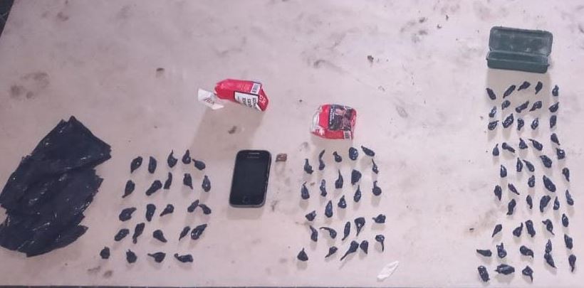 FUERON POR UN HURTO EN FREYRE, ENCUENTRAN 100 DOSIS DE COCAÍNA